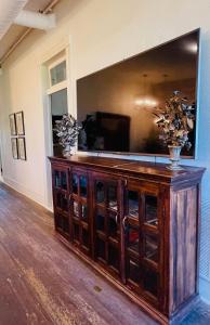 un grande mobile in legno con televisore in cima di Shopkeeper's Inn a Fredericksburg Altre 26 foto