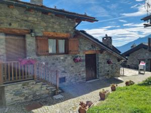 拉马格德莱伊内Casetta di montagna Viuex的石头房子,设有门廊和门
