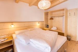 Postel nebo postele na pokoji v ubytování Haus Edmund