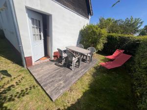 フォール・マオン・プラージュにあるMaison de campagne au bord de la merの木製デッキ(テーブル、椅子付)