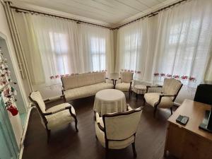 伯萨Konak Maksem的带沙发、椅子和桌子的客厅