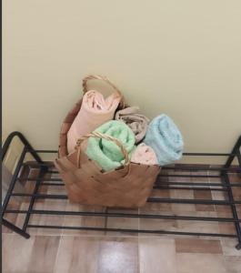 a basket filled with towels on a rack at Studio apartman Karmen in Varaždin Breg