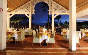 Ristorante o altro punto ristoro di Appartement, 2 chambres, Terrasse vue mer, très calme, Piscine premium, accès direct aux plages, restaurants, Village Vacances