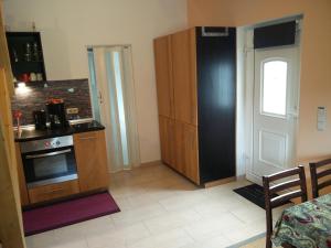 Kuchyň nebo kuchyňský kout v ubytování Ferienwohnung am Küstenwald