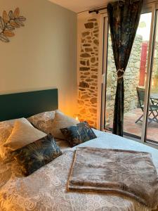 a bedroom with a bed with pillows on it at Gîte de l'échappée Saline in Piriac-sur-Mer