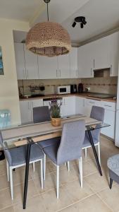 Una cocina con una mesa y sillas de madera. en Apartamento Figueras, en figueras