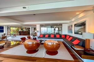 Гостиная зона в HR.333 - Esplêndida casa de luxo no Joá com 5 suites para locação temporada