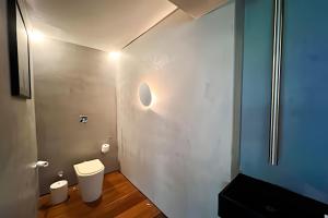 Ванная комната в HR.333 - Esplêndida casa de luxo no Joá com 5 suites para locação temporada