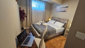 Fotografie z fotogalerie ubytování Luxury Basement Suite with 2 Bedrooms, 2 Queen Beds, Free Wi-Fi, and Free Parking v destinaci Calgary