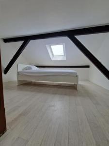 ein Schlafzimmer mit einem Bett auf einem Dachboden in der Unterkunft 3 cosy bedrooms shared house with 4 beds near Paris in Deuil-la-Barre