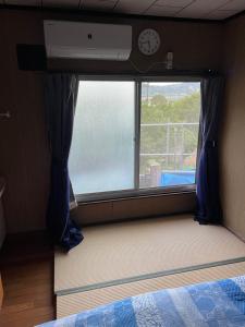 Postel nebo postele na pokoji v ubytování 一日限定一組の古民家の宿なんでもん