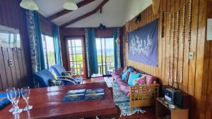 安加罗阿Cabañas Mana Ora的客厅里有一张桌子和一张沙发