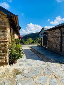 a stone walkway next to a stone building at La Casita de Chocolate - Encanto Rural en Espinoso de Compludo - El Bierzo in Ponferrada
