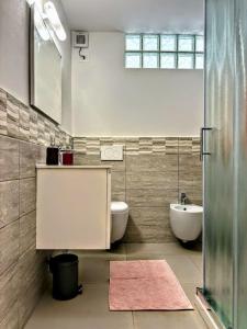 une salle de bain avec un lavabo, des toilettes et une baignoire dans l'établissement The Great Beach Apartment - Marina di Carrara -, à Marina di Carrara