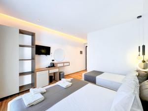 a hotel room with two beds and a tv at Zace Studios in Ksamil