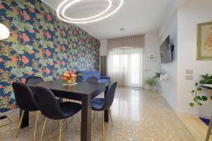 ローマにあるOn Rome Affittacamere o GuestHouseのテーブルと椅子のあるダイニングルーム