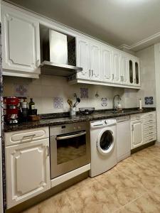 Kuchyň nebo kuchyňský kout v ubytování Apartamento a 10 minutos de la Calle Laurel