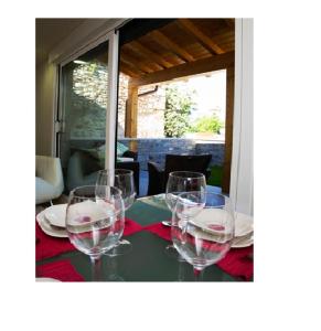 Un grupo de copas de vino sobre una mesa. en Orlegy Casa Rural, en Villanañe