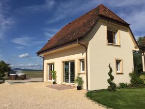 ein kleines weißes Haus mit braunem Dach in der Unterkunft L'Atelier 4 stars Luxury, Hot Tub, Pool in Nambsheim