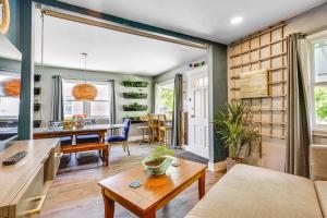 ソルトレイクシティにあるPet-Friendly Apt 3 Mi to Downtown Salt Lake City!のソファとテーブルのあるリビングルーム