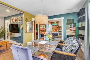 ソルトレイクシティにあるPet-Friendly Apt 3 Mi to Downtown Salt Lake City!のガラスのテーブルと椅子のあるダイニングルーム