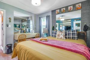 ソルトレイクシティにあるPet-Friendly Apt 3 Mi to Downtown Salt Lake City!の大きなベッドと机のある寝室