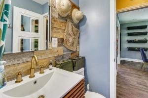 ソルトレイクシティにあるPet-Friendly Apt 3 Mi to Downtown Salt Lake City!の洗面台と鏡のあるバスルーム +16枚の写真