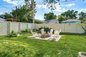 ソルトレイクシティにあるPet-Friendly Apt 3 Mi to Downtown Salt Lake City!の裏庭(テーブル、椅子、フェンス付)