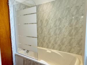 une salle de bain avec une douche avec une porte vitrée dans l'établissement Au coeur de Cauterets, T2 + alcôve. 4P., à Cauterets 9 autres photos