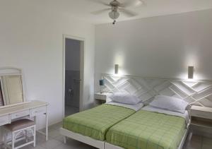 a bedroom with a bed and a desk and a mirror at Hermosa Casa de 3 pisos in Same +40 photos