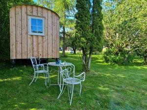 Gallery image of B&B Bauernhofferien auf Møn, Schäferwagen " DARK SKY" in Askeby