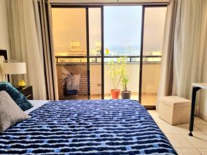 a bedroom with a bed and a large window at Habitación con Baño privado en Departamento Compartido in Lima