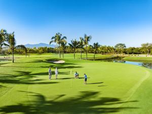 ヌエボ・バジャルタにあるBON Park Hotel at VidantaWorld Nuevo Vallartaの一団