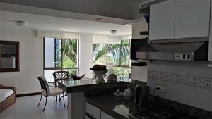 a kitchen with a counter and a table with chairs at Apartment Bello Horizonte in Santa Marta