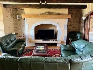 LunacにあるBeautifully Restored Farmhouse Villaのソファと暖炉のあるリビングルーム