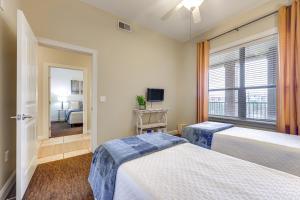 Ένα ή περισσότερα κρεβάτια σε δωμάτιο στο Lake LBJ Condo with Private Balcony, Lake Views