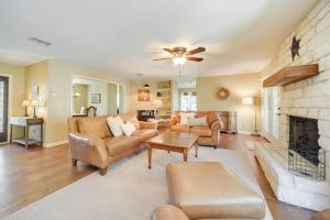Fotografie z fotogalerie ubytování Serene Austin Home on 3 Acres 17 Mi to Downtown v destinaci Austin