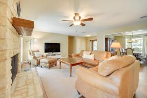 Μια τηλεόραση ή/και κέντρο ψυχαγωγίας στο Serene Austin Home on 3 Acres 17 Mi to Downtown