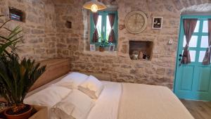 Postel nebo postele na pokoji v ubytování Sea House Kastilac