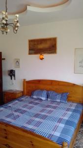 Schlafzimmer mit einem Bett mit einer blauen und weißen Bettdecke in der Unterkunft LaBelleVue - penthouse en Sipres 5, plage in Mbaw