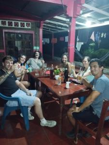 a group of people sitting at a table in a restaurant at El Güis hostel in Balgue