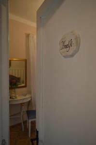 a door with a sign that reads invalid on it at B&B Al Golfo in Salerno +61 photos