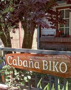 a sign for calaba blivo sitting on a bench at Cabaña BIKO in El Bolsón