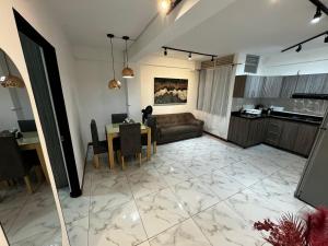 Η κουζίνα ή μικρή κουζίνα στο Apartamento Acogedor y Moderno 2 +3 φωτογραφίες