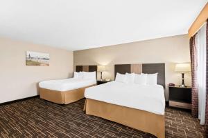 Una habitación de hotel con dos camas y una ventana. en Best Western Airport Inn, en Moline 24 fotos más