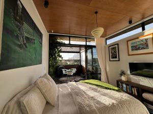 Ένα ή περισσότερα κρεβάτια σε δωμάτιο στο Studio with a View