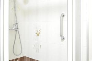 een douche in een badkamer met een douchegordijn bij VM Sun & Beach in Almería +18 foto's