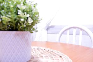 een vaas met bloemen op een houten tafel bij VM Sun & Beach in Almería