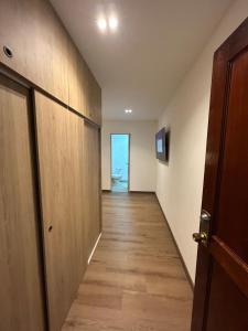 メデジンにあるAcogedor Apto a pasos del metro de Medellín zona centroの空廊下