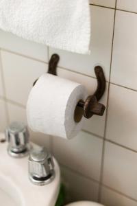 Un rollo de papel higiénico colgado en la pared del baño. en La Carmencita casa de campo, Manzanares, Pilar, en Pilar
